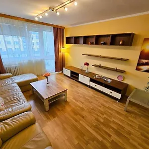 Family For 6, 10mins To Centre, Free Parking, Quiet Location, New Furniture, Balcony Prag